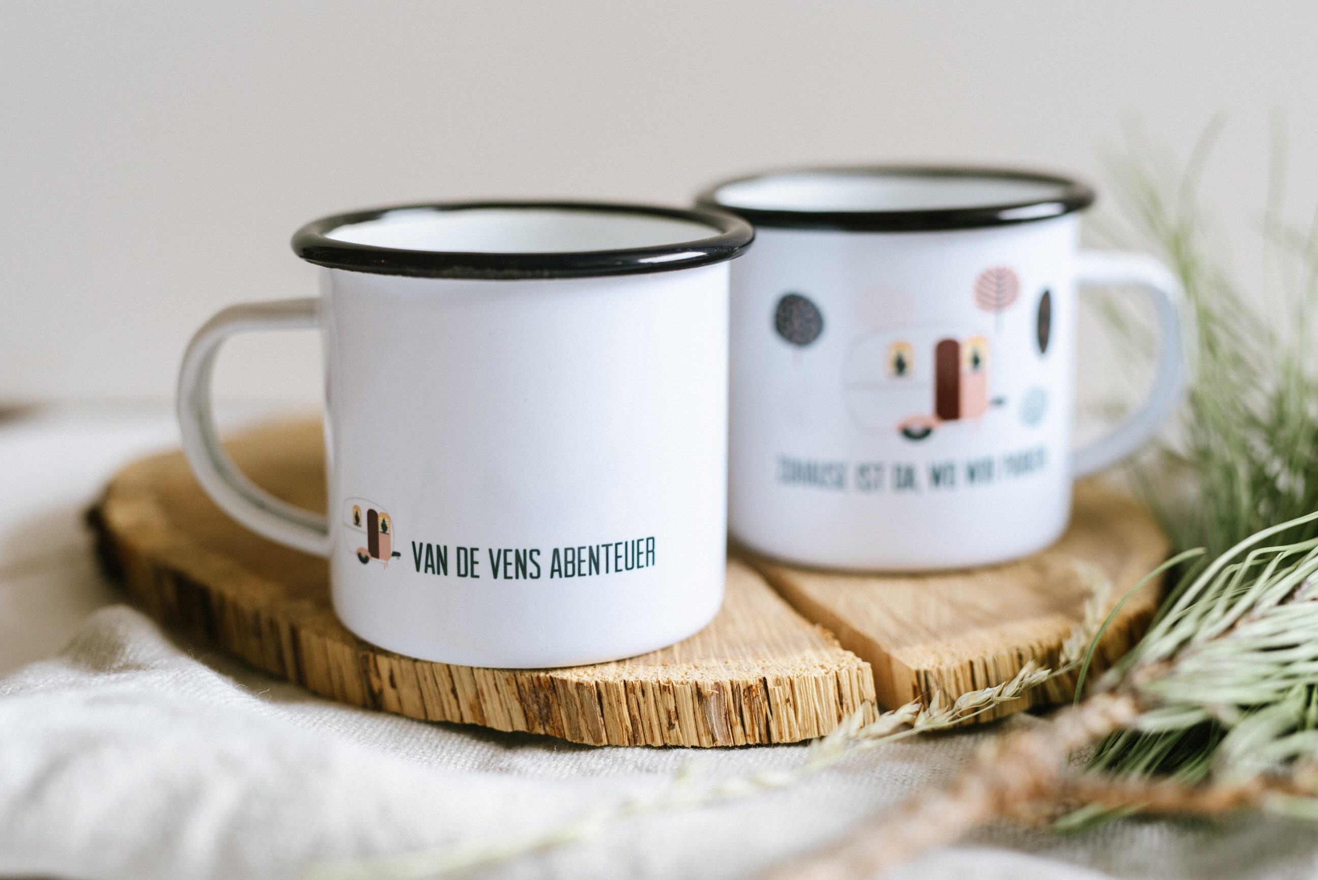 Emaille-Tasse Mit Spruch „Zuhause Ist Da Wo Wir Parken“ – Perfekt Für Camping, Büro & Unterwegs, 300 Ml