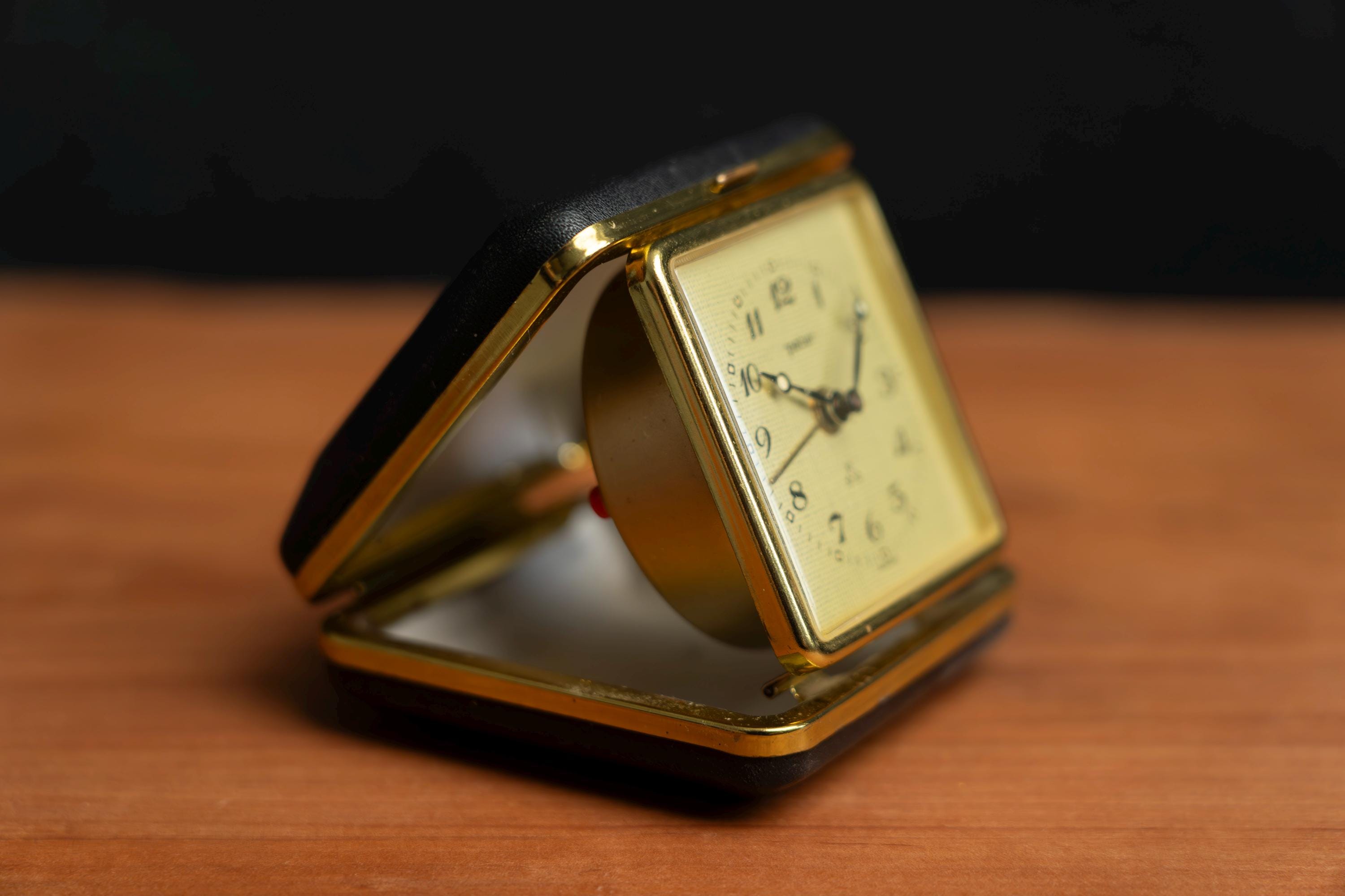 ヴィンテージ PETER 旅行用目覚まし時計、ドイツ製機械式巻き上げ式