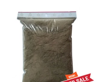 Może przedstawiać: Przenośna, zamykana torebka z brązowym proszkiem. Torebka ma białą etykietę z nadrukiem "WOW! SUPER SALE".