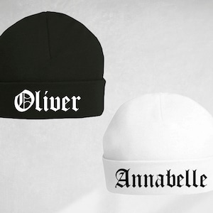 aangepaste gepersonaliseerde naam babymutsje, naam in gotische typografie
