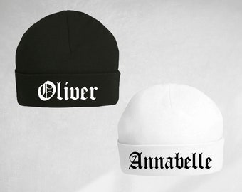 individueller personalisierter Name Baby Beanie Hut, Name in der gotischen Typografie