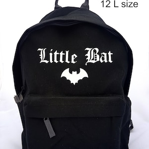 Petit sac à dos chauve-souris en tailles tout-petits, enfants et adultes avec texte en anglais ancien.