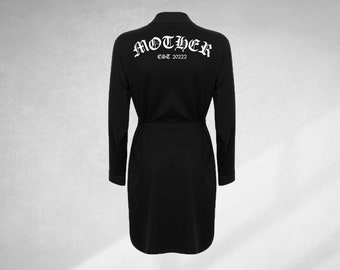Gothic Mom Kimono mit alter englischer Gothic Typografie auf der Rückseite