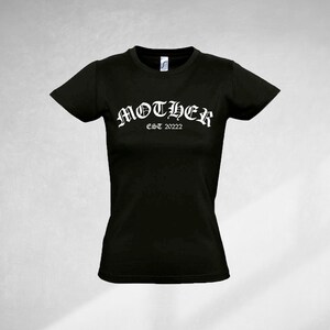 K&ouml;nnte beinhalten: Schwarzes T-Shirt mit wei&szlig;em Text, der "MOTHER EST 2022" lautet.