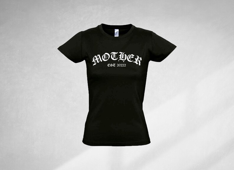 K&ouml;nnte beinhalten: Schwarzes T-Shirt mit wei&szlig;em Text, der "MOTHER EST 2022" lautet.