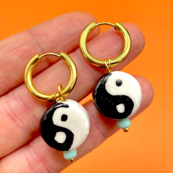 Pendientes de arcilla Yin yang Aros huggie de oro encanto yin yang blanco y negro pendientes yin yang Etsy Mexico
