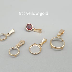 Peut inclure: Plusieurs montures de pendentifs en or jaune 9 carats sont présentées. L'une d'elles contient une pierre rouge. Les montures sont de formes variées, rondes et ovales, et sont conçues pour sertir des pierres précieuses. Le texte "9ct yellow gold" est visible.