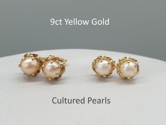 9ct Freshwater button pearl earrings. 9ct Freshwater button pearl earrings.