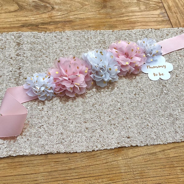 Écharpe de protection florale pour baby shower, future maman, ruban rose avec fleurs blanches et roses à pois métalliques métalliques, livraison gratuite au Royaume-Uni