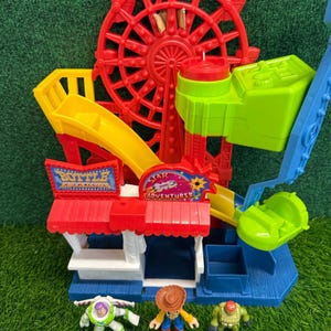 Zestaw do zabawy Imaginext Toy Story Carnival Disney Fisher Price z figurkami Buzza i Woody'ego zdjęcie 5