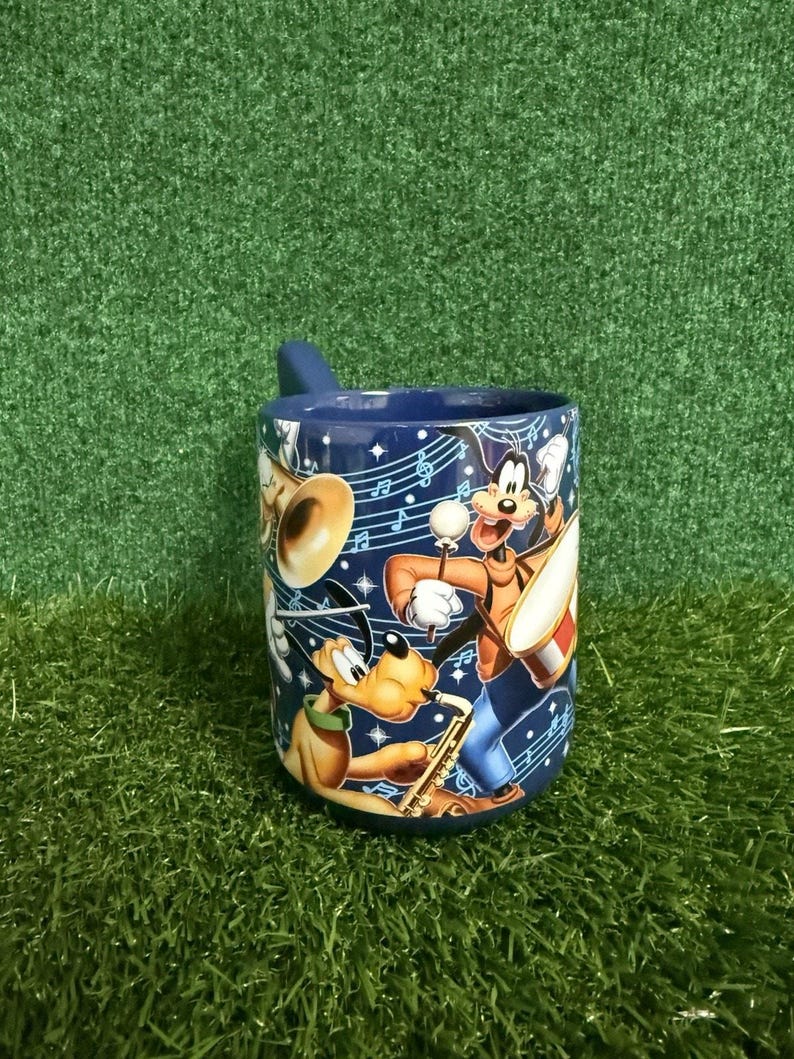 Taza de recuerdos musicales de los parques Disney 2016 con Mickey Mouse, el Pato Donald y Pluto imagen 2