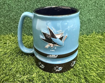 Taza de café para aficionados al hockey sobre hielo de la NHL de los San Jose Sharks de Boelter Brands, 473 ml (16 oz), color azul y negro.