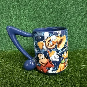 Taza de recuerdos musicales de los parques Disney 2016 con Mickey Mouse, el Pato Donald y Pluto imagen 1
