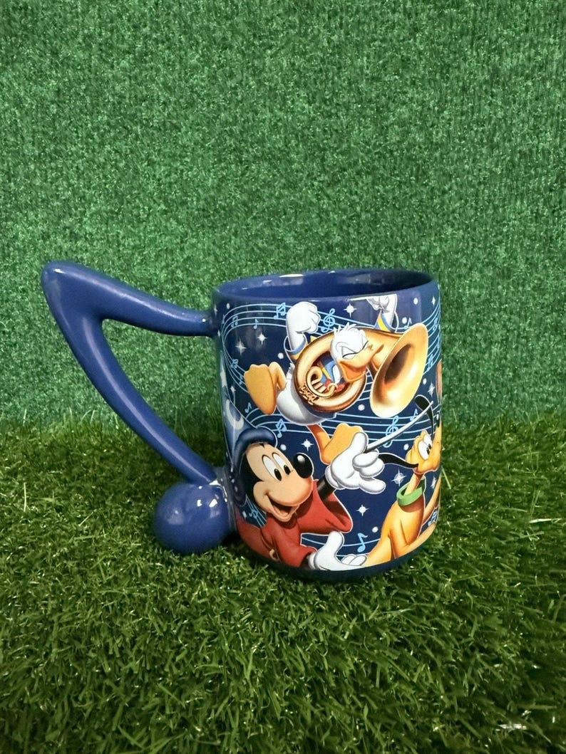 Taza de recuerdos musicales de los parques Disney 2016 con Mickey Mouse, el Pato Donald y Pluto imagen 1