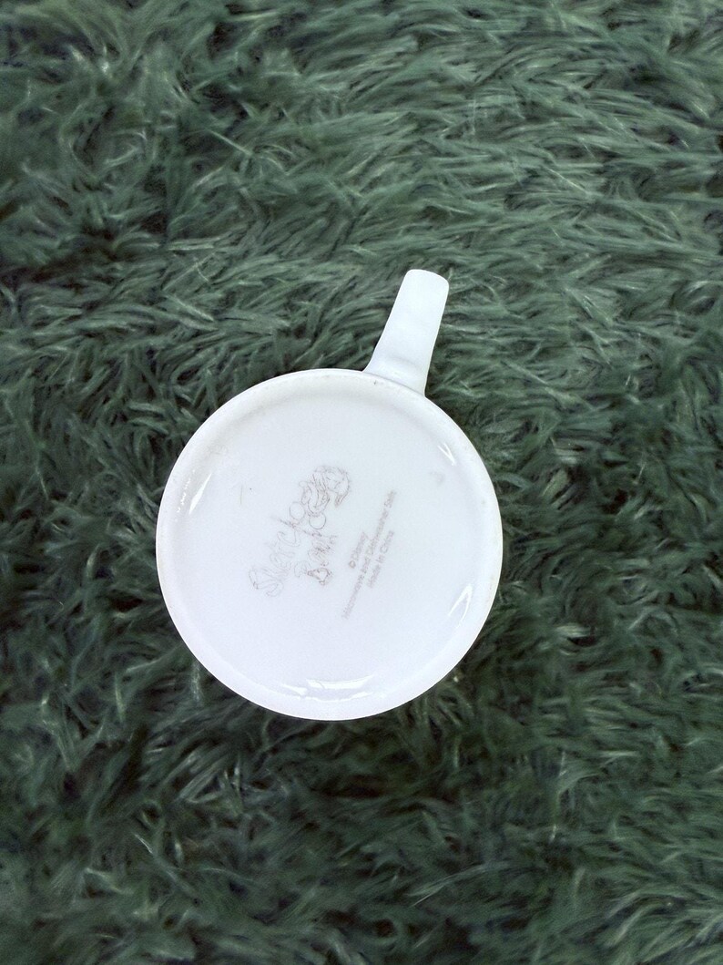 Taza de café blanca con notas de animación y bocetos de Minnie Mouse y Mickey Mouse de Disney imagen 4