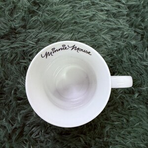Taza de café blanca con notas de animación y bocetos de Minnie Mouse y Mickey Mouse de Disney imagen 3