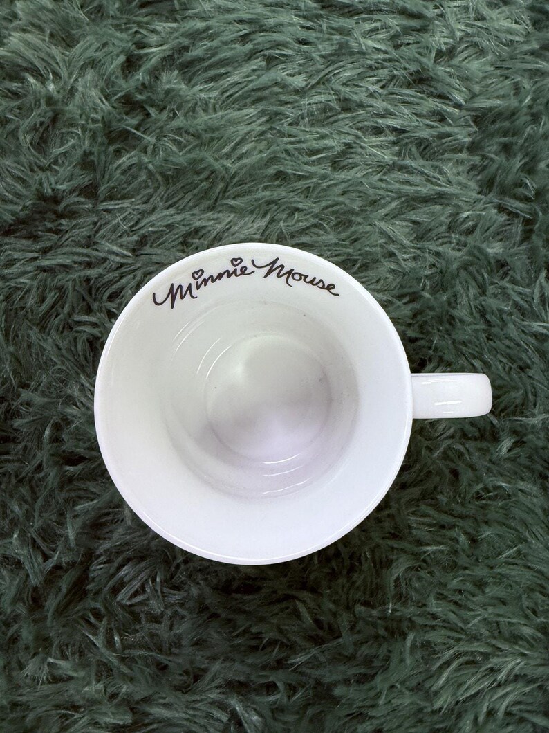 Taza de café blanca con notas de animación y bocetos de Minnie Mouse y Mickey Mouse de Disney imagen 3