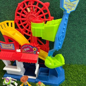 Zestaw do zabawy Imaginext Toy Story Carnival Disney Fisher Price z figurkami Buzza i Woody'ego zdjęcie 4