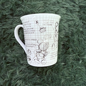 Taza de café blanca con notas de animación y bocetos de Minnie Mouse y Mickey Mouse de Disney imagen 1