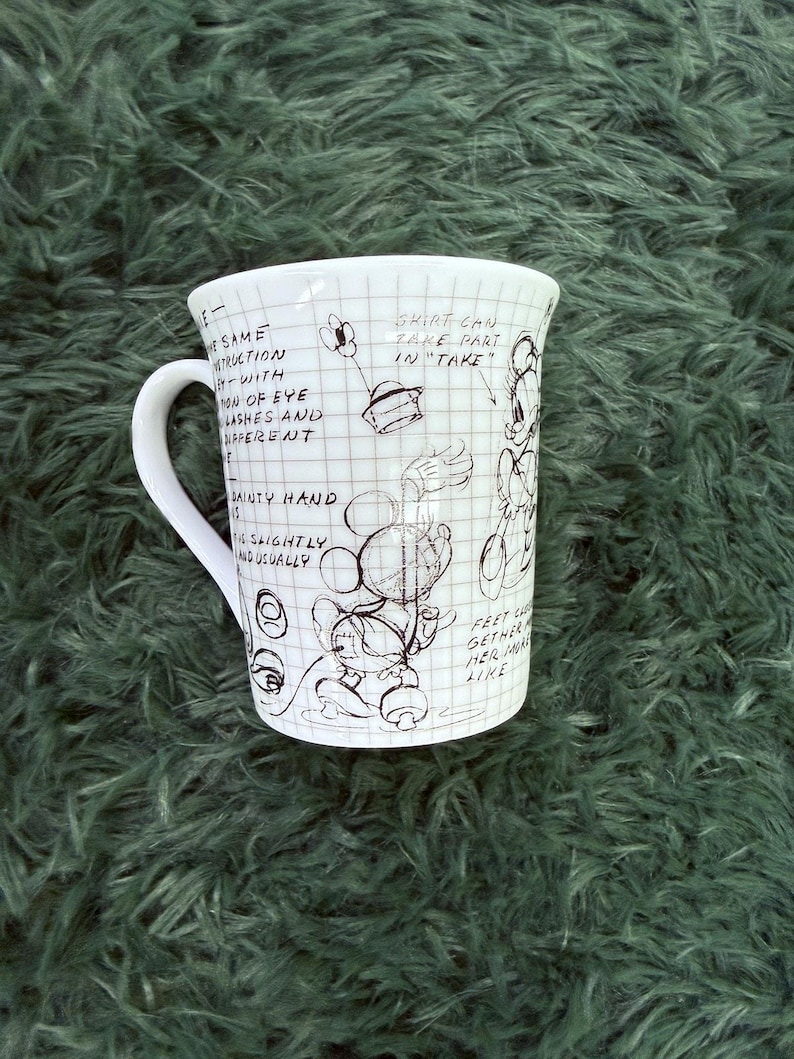 Taza de café blanca con notas de animación y bocetos de Minnie Mouse y Mickey Mouse de Disney imagen 1