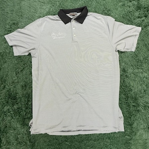 以下が含まれることがあります： 黒い襟と3つのボタンが付いた、グレーと白のストライプのポロシャツ。半袖シャツには、袖に刺繍されたロゴが付いています。「Pure Luxury Genuine」の文字が胸に刺繍されています。