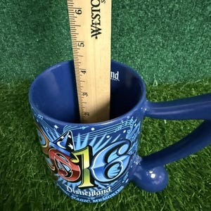 Taza de recuerdos musicales de los parques Disney 2016 con Mickey Mouse, el Pato Donald y Pluto imagen 5