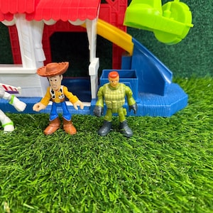 Zestaw do zabawy Imaginext Toy Story Carnival Disney Fisher Price z figurkami Buzza i Woody'ego zdjęcie 3