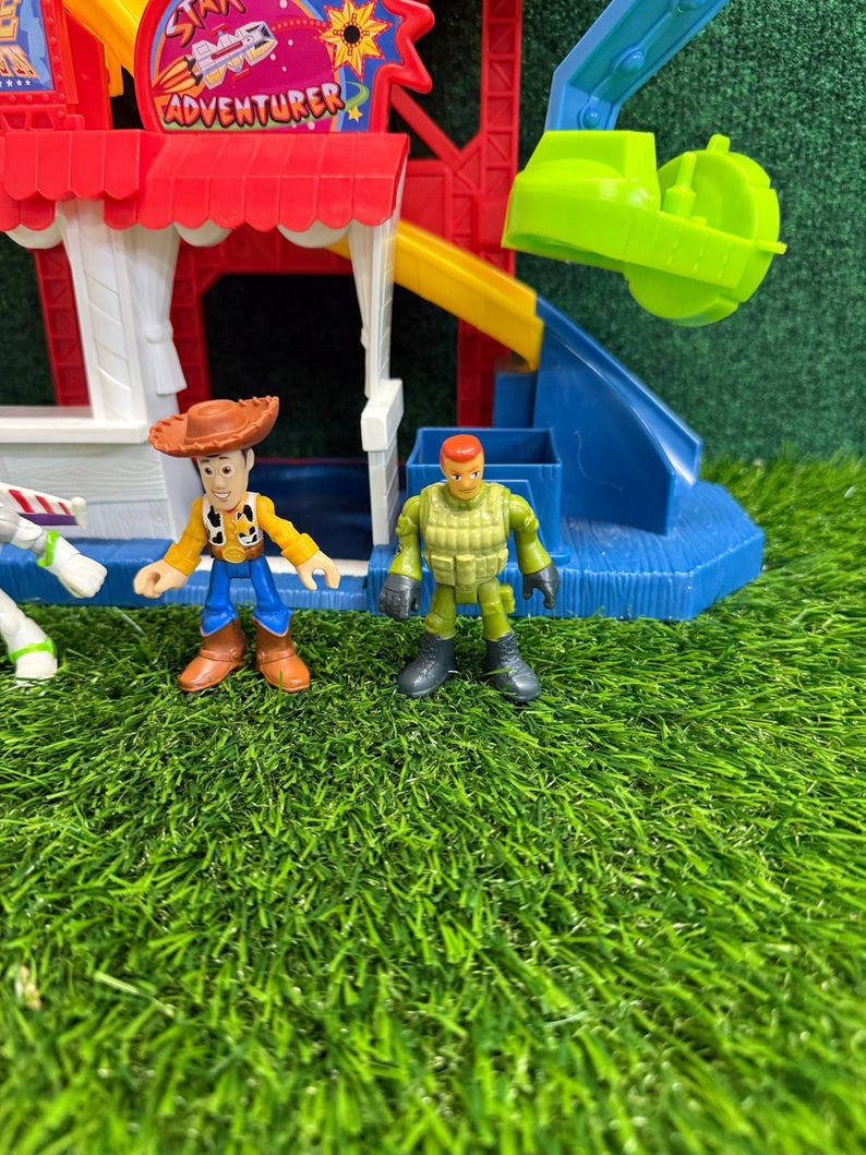 Zestaw do zabawy Imaginext Toy Story Carnival Disney Fisher Price z figurkami Buzza i Woody'ego zdjęcie 3