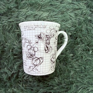 Taza de café blanca con notas de animación y bocetos de Minnie Mouse y Mickey Mouse de Disney imagen 2