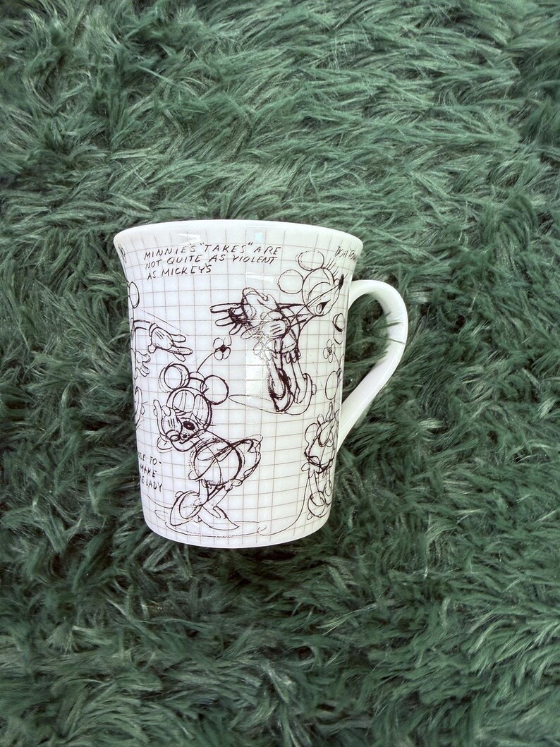 Taza de café blanca con notas de animación y bocetos de Minnie Mouse y Mickey Mouse de Disney imagen 2