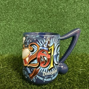 Taza de recuerdos musicales de los parques Disney 2016 con Mickey Mouse, el Pato Donald y Pluto imagen 3