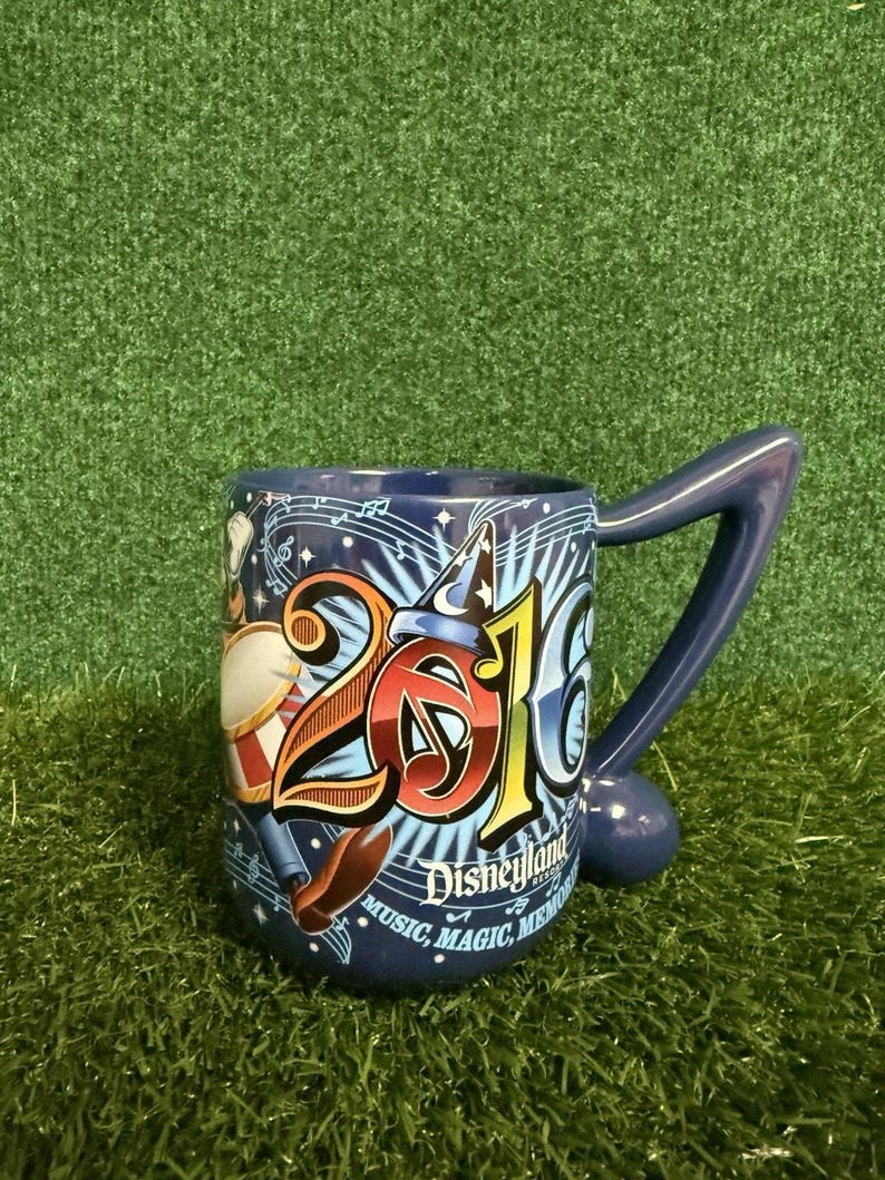 Taza de recuerdos musicales de los parques Disney 2016 con Mickey Mouse, el Pato Donald y Pluto imagen 3