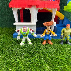 Zestaw do zabawy Imaginext Toy Story Carnival Disney Fisher Price z figurkami Buzza i Woody'ego zdjęcie 2