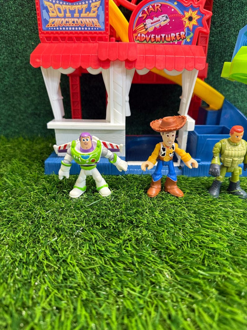 Zestaw do zabawy Imaginext Toy Story Carnival Disney Fisher Price z figurkami Buzza i Woody'ego zdjęcie 2