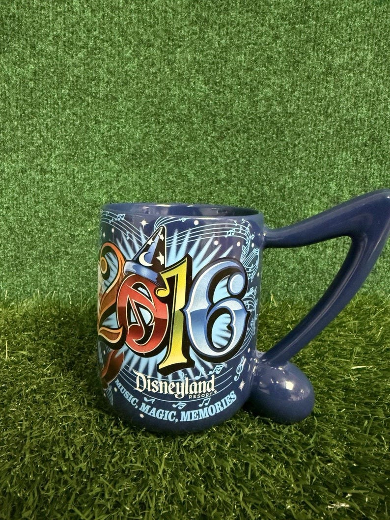 Taza de recuerdos musicales de los parques Disney 2016 con Mickey Mouse, el Pato Donald y Pluto imagen 4