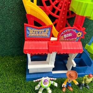 Zestaw do zabawy Imaginext Toy Story Carnival Disney Fisher Price z figurkami Buzza i Woody'ego zdjęcie 6