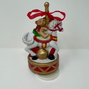 Caja musical vintage de cerámica con forma de oso de peluche y caballo de carrusel