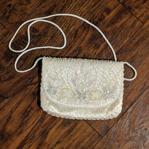 Bolso bandolera vintage de los años 80 y 90 con cuentas blancas y diseño floral multicolor