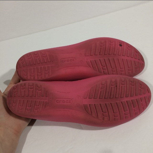 Red hotsell crocs flats