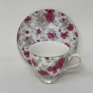 Ensemble de tasses à thé et soucoupes sur socle floral rose esthétique Cottage Core, accents dorés