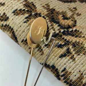 Conjunto vintage de 2 alfinetes de metal dourado e prateado com letra J da Academia, estilo estético vitoriano, delicado, chapéu e cachecol