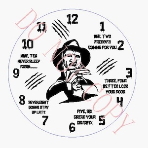 Puede incluir: Una esfera de reloj en blanco y negro con un personaje aterrador en el centro. La esfera del reloj tiene los números del 1 al 12 y texto alrededor de cada número. El texto dice: "One, two Freddy's coming for you." "Three, four better lock your door." "Five, six grab your crucifix." "Nine, ten never sleep again." "Seven, eight better stay up late."