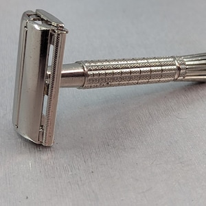 1965 Rasoir de sûreté vintage Super Speed Gillette « REGULAR » Date Code K1