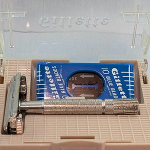 1956 Gillette "REGULAR" Flare TIP Super Speed Vintage Safety Razor Set in Case Date Code B2