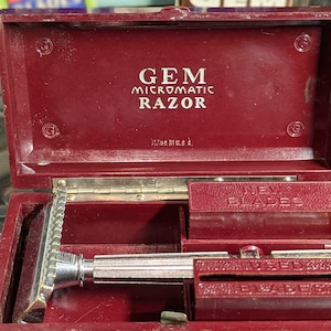 1930s Gem Silver Micromatic Vintage Open Comb TTO Single Edge Safety Razor in MAROON BAKELITE Case