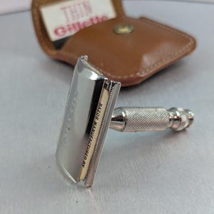 1965 Gillette SILVER Travel Tech Vintage Safety Razor Set in Leather Pouch - Date Code K1