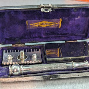 1910s Canadian Gillette Silver Old Type Pocket Edition in Silver Basketweave Case Vintage Safety Razor Set