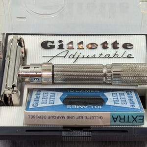 1961 Gillette FATBOY Adjustable Vintage Safety Razor Set in Case with NEW FRENCH Blade Dispenser Date Code G2