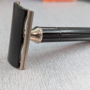 Rasoir de sûreté vintage Gillette d'avant-guerre, argent et noir, manche épais, 1938-1945