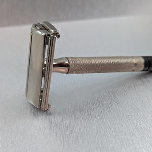 1952 Gillette "BLACK TIP STEEL Handle" Super Speed Vintage Safety Razor - Date Code X2